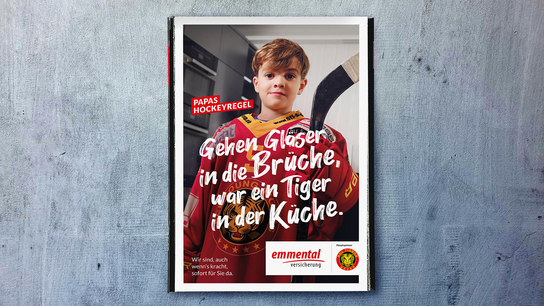 Werbesujet mit dem Slogan "Schäumt das Shampoo schon im Laden, ist es wohl ein Wasserschaden.", dass eine junge Apothekerin mit weisser Kleidung zeigt.Kleidung zeigt.