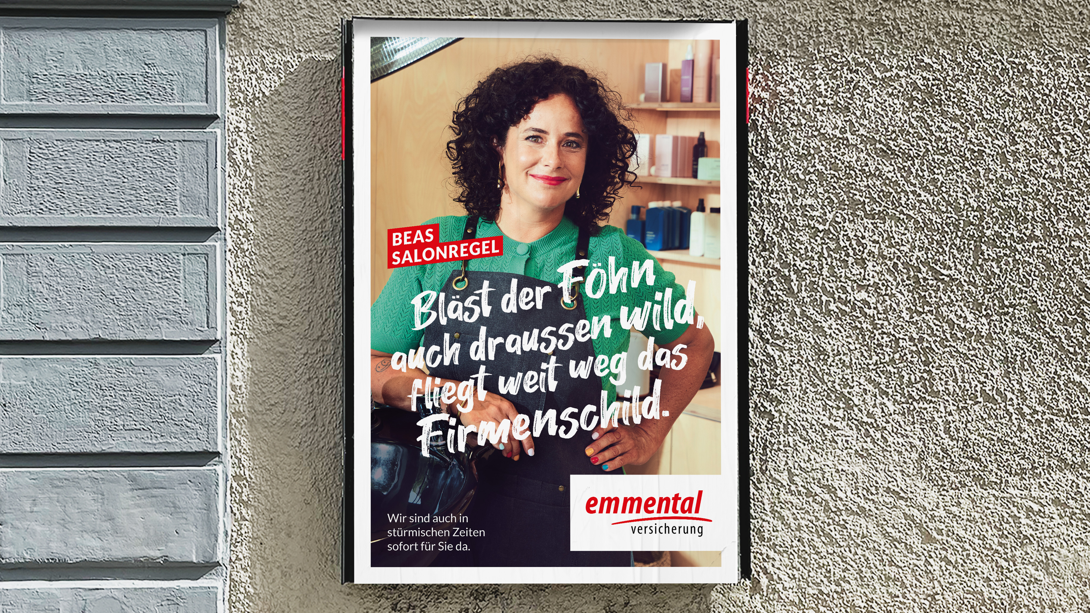 Werbesujet mit dem Slogan "Schäumt das Shampoo schon im Laden, ist es wohl ein Wasserschaden.", dass eine junge Apothekerin mit weisser Kleidung zeigt.Kleidung zeigt.