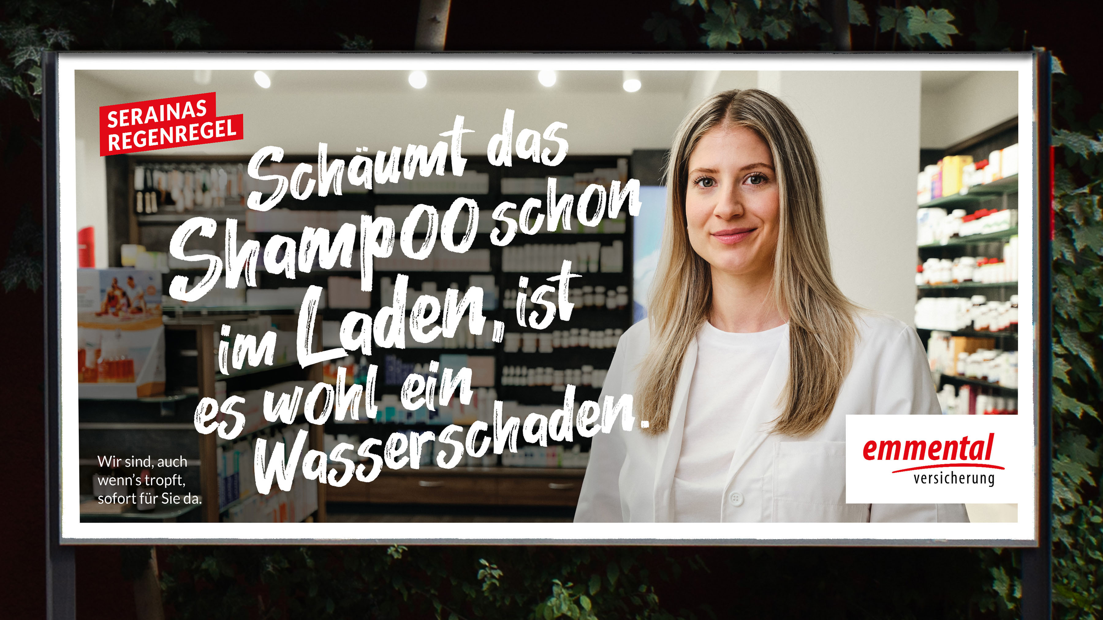 Werbesujet mit dem Slogan "Schäumt das Shampoo schon im Laden, ist es wohl ein Wasserschaden.", dass eine junge Apothekerin mit weisser Kleidung zeigt.Kleidung zeigt.