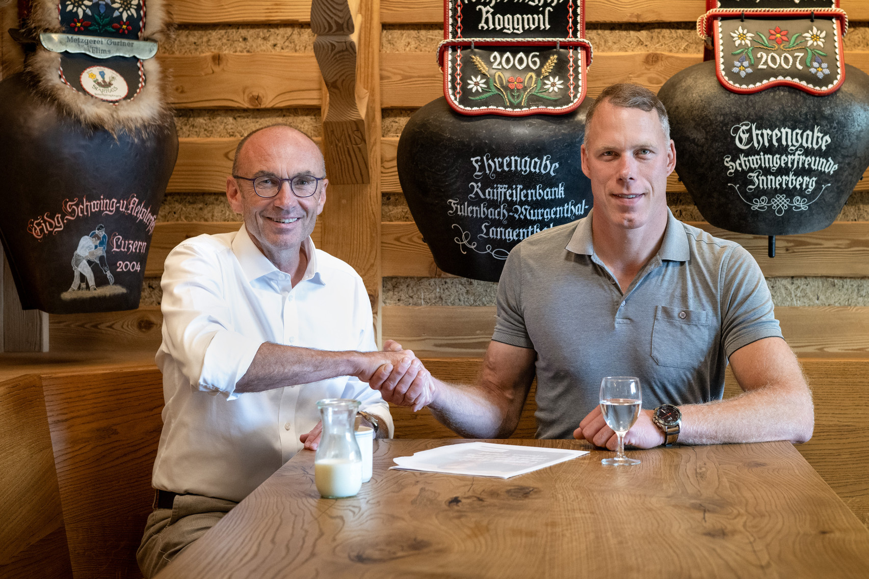 Geschäftsleiter der emmental versicherung Christian Rychen und Schwingerkönig Matthias Sempach geben sich die Hand und besiegeln die gemeinsame Partnerschaft.