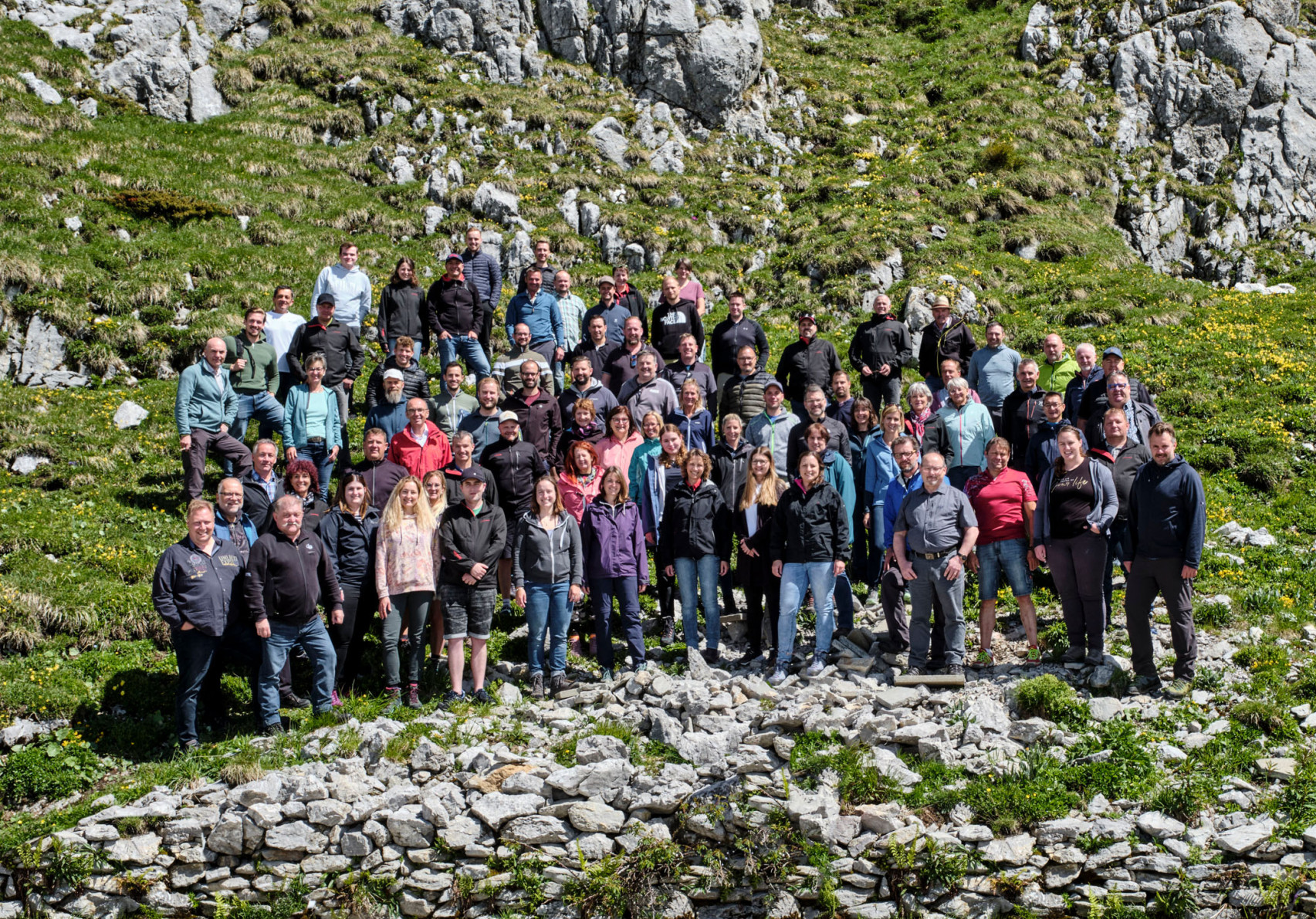 Foto der Mitarbeitenden der emmental versicherung während eines Geschäftsausflugs auf dem Stockhorn.