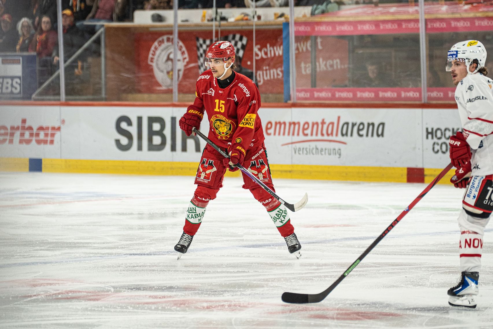 Ein Hockeyspieler der SCL Tigers steht auf dem Eis und wartet darauf angespielt zu werden.