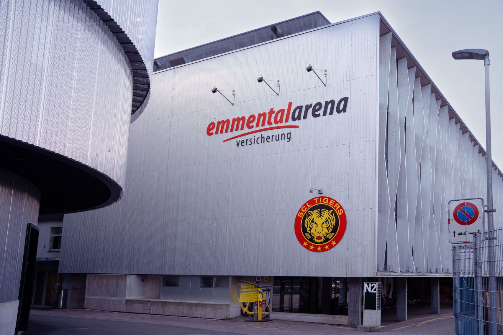 Eis-Stadion der SCL Tigers auf der Name des Stadions «emmental versicherung arena» und das SCL Tigers Logo zu sehen sind.