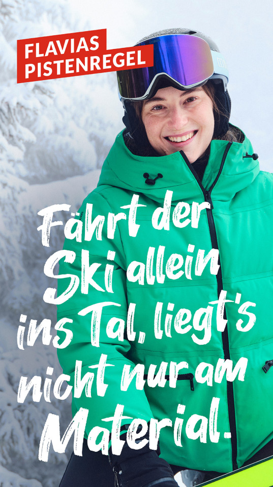 Eine junge Frau in Wintersportkleidung lächelt freundlich in die Kamera. Das Bild enthält einen Werbeslogan.