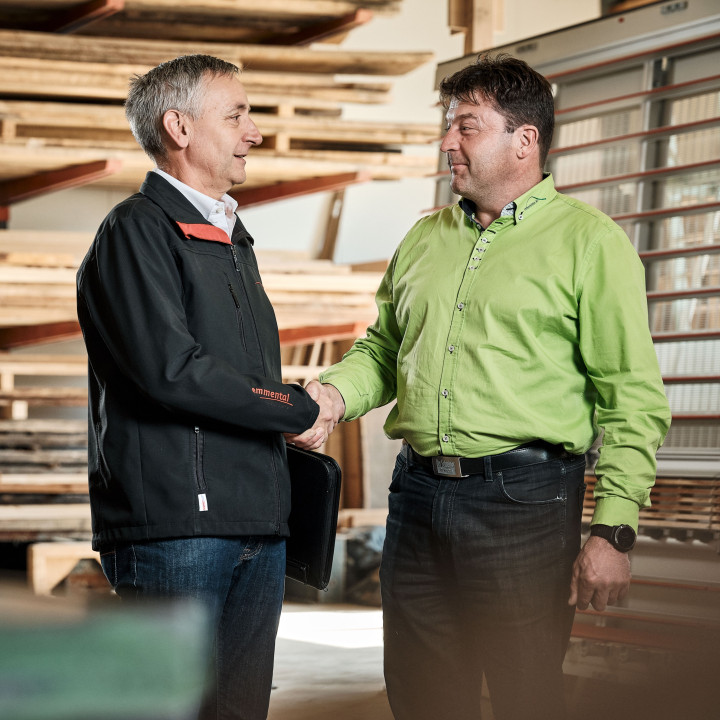 Kundenberater der emmental versicherung gibt einem Kunden die Hand zur Besiegelung der Zusammenarbeit.